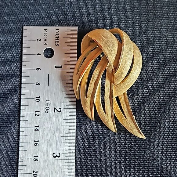 Large Vintage BSK Brushed Gold Abstract Wing Feather Pin Brooch - Picture 8 of 8